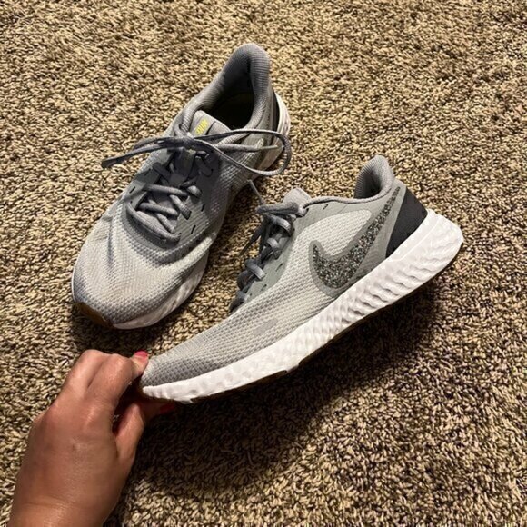 Nike Revolution 5 Premium Wolf Grey - Picture 1 of 6